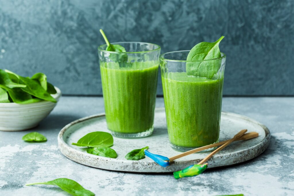 7 Hormone Balancing Smoothies for Perimenopause UK | Boost Energy & Mood | How to be a Mother y no Morir en el Intento Green smoothie with spinach, matcha, ginger UK perimenopause