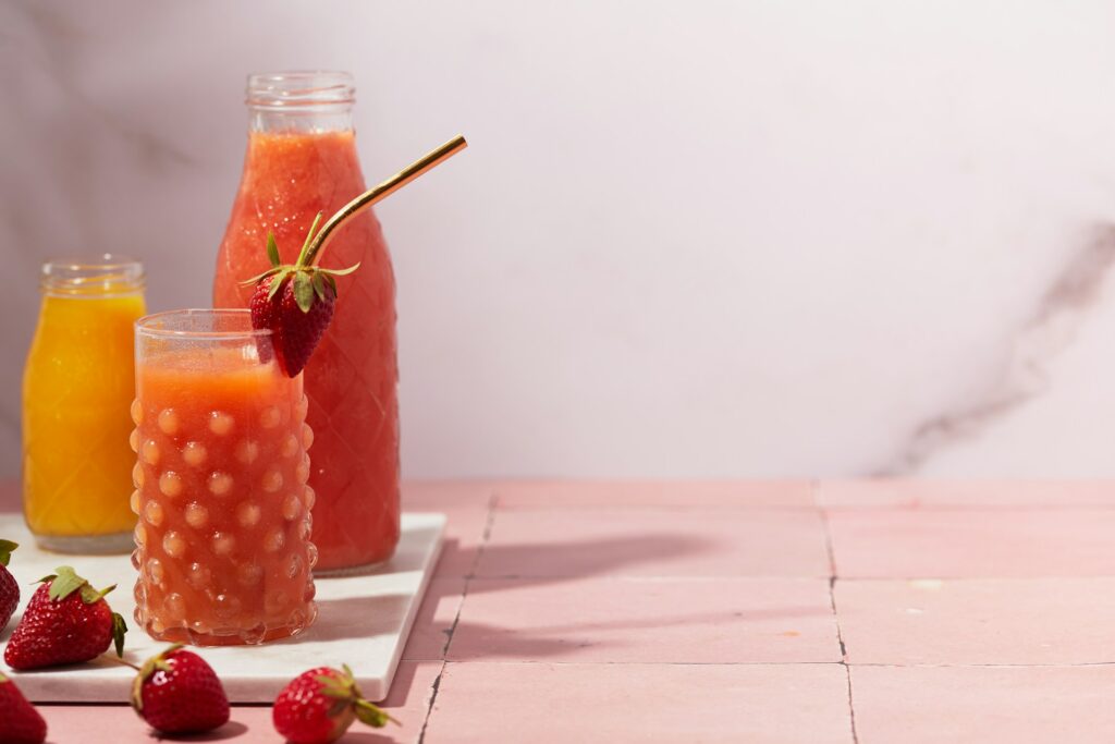 7 Hormone Balancing Smoothies for Perimenopause UK | Boost Energy & Mood | How to be a Mother y no Morir en el Intento strawberry and orange smoothie, UK perimenopause, ginger and tumeric smoothie