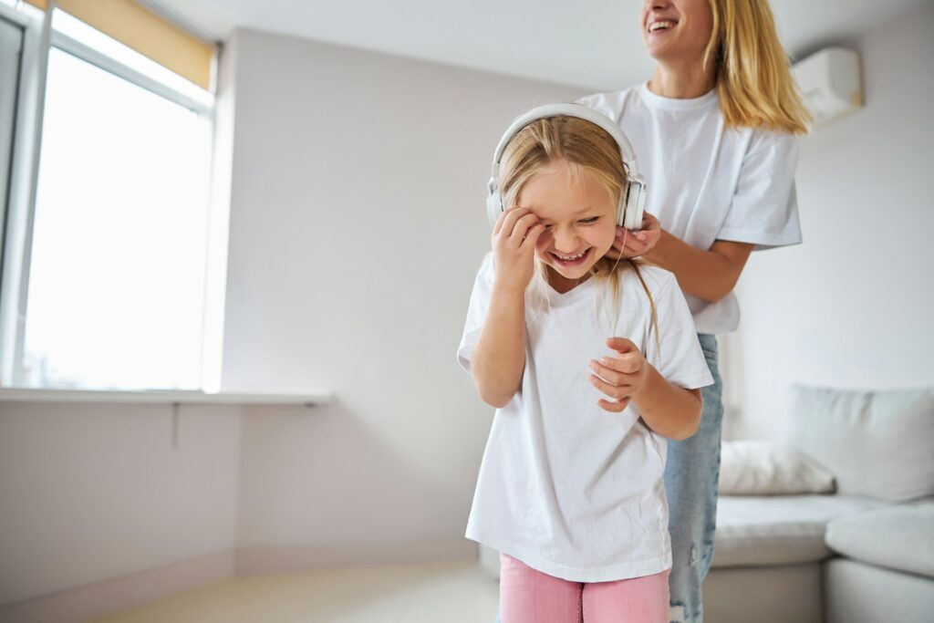 ADHD Morning Routine for Kids UK (Free Printables + Survival Pack) | How to be a Mother y no Morir en el Intento ADHD girl listenign to music, getting ready for school, morning routine for ADHD kids.