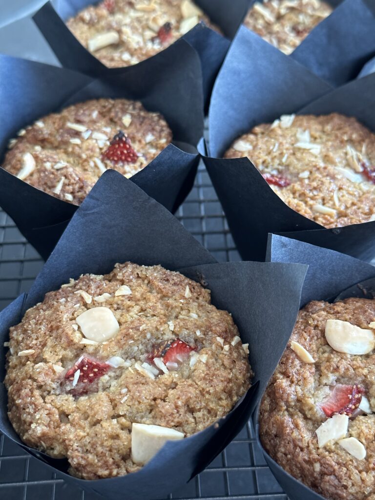 ADHD Morning Routine for Kids UK (Free Printables + Survival Pack) | How to be a Mother y no Morir en el Intento Plant-based strawberry muffins, ADHD-friendly breakfast, ADHD-friendly breakfast ideas for kids UK.